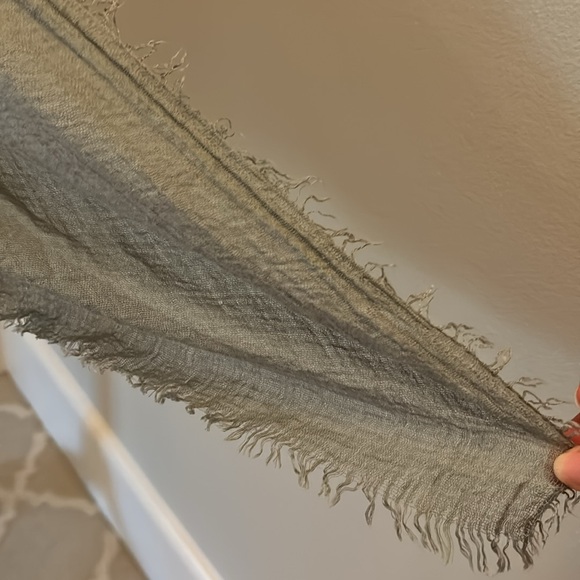 Summer scarf mossy green gauze-like weight w/ fringe ends - Picture 4 of 5